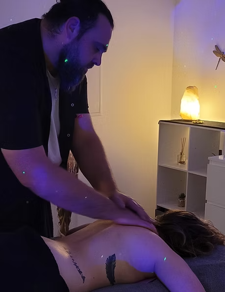 Photo du masseur Alexandre en train de masser une cliente