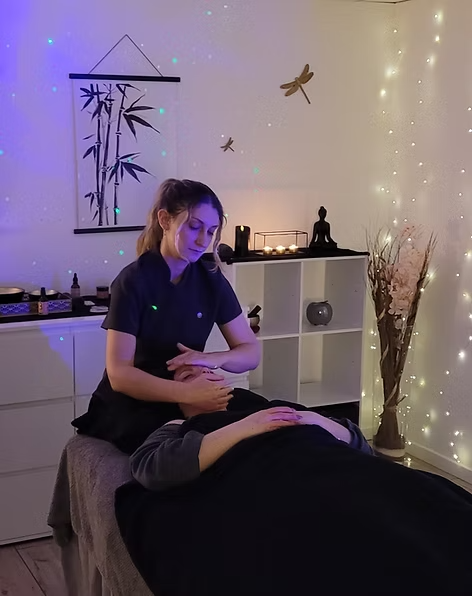 Photo de la masseuse Delphine en train de masser une cliente